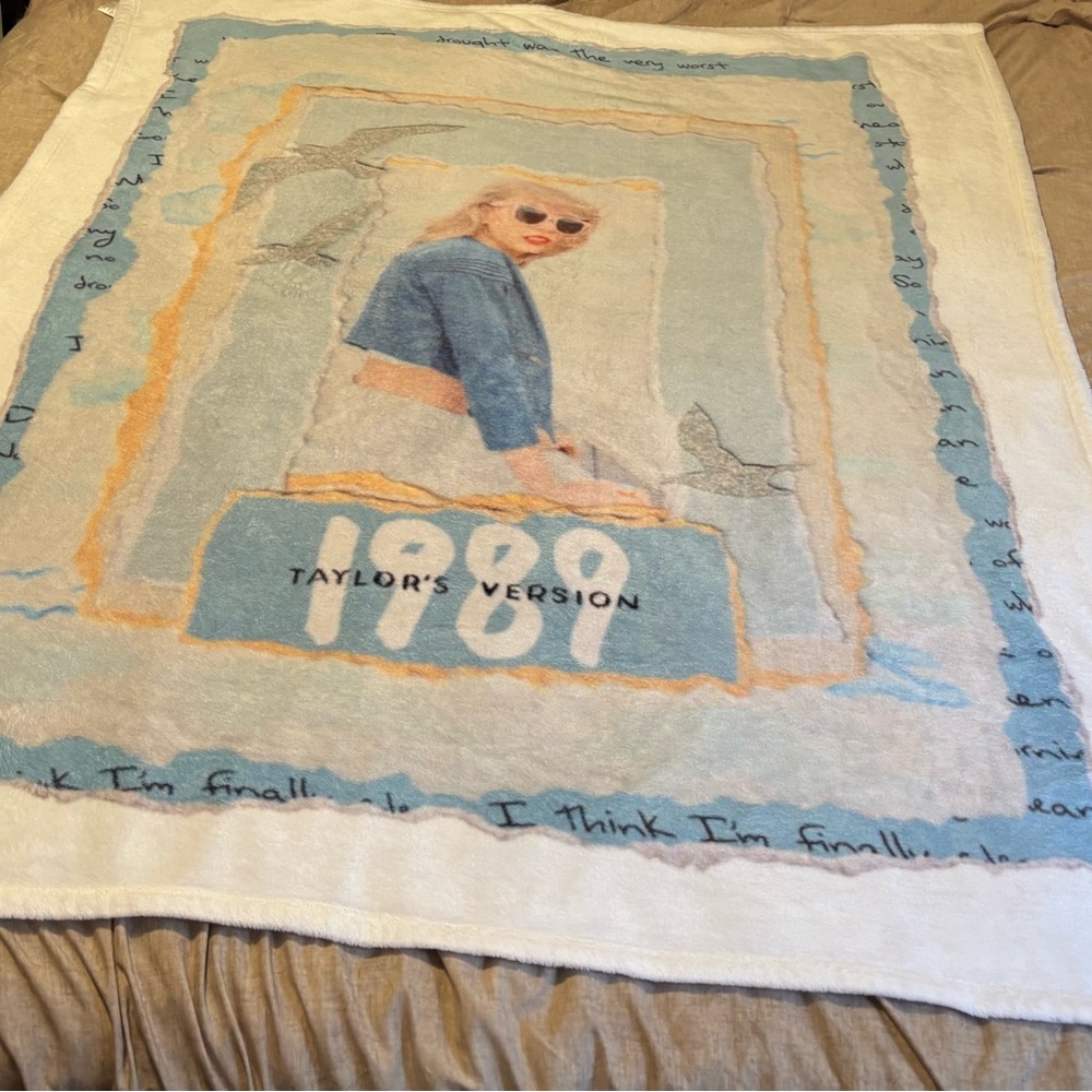 Taylor’s Swift Taylor’s version 1989 Seagull Blue and White Throw fleece Blanket